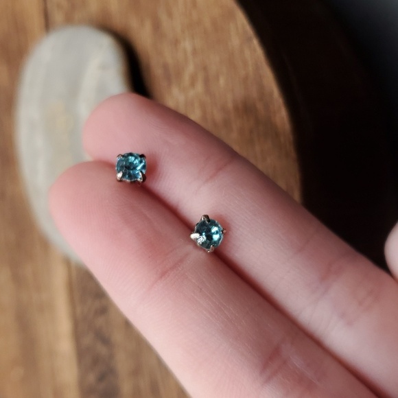 Aqua crystal tiny stud earrings E2154 - Picture 1 of 2